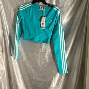 ADICOLOR CLASSICS CROP LONG SLEEVE TEE IN CYAN COLOR.